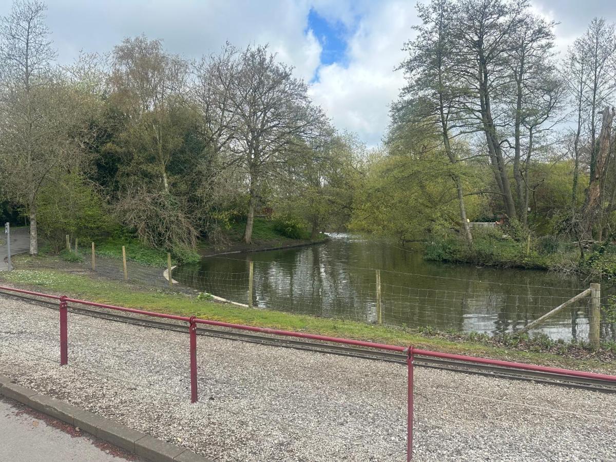 Appartamento Commuters Getaway Chesterfield Esterno foto